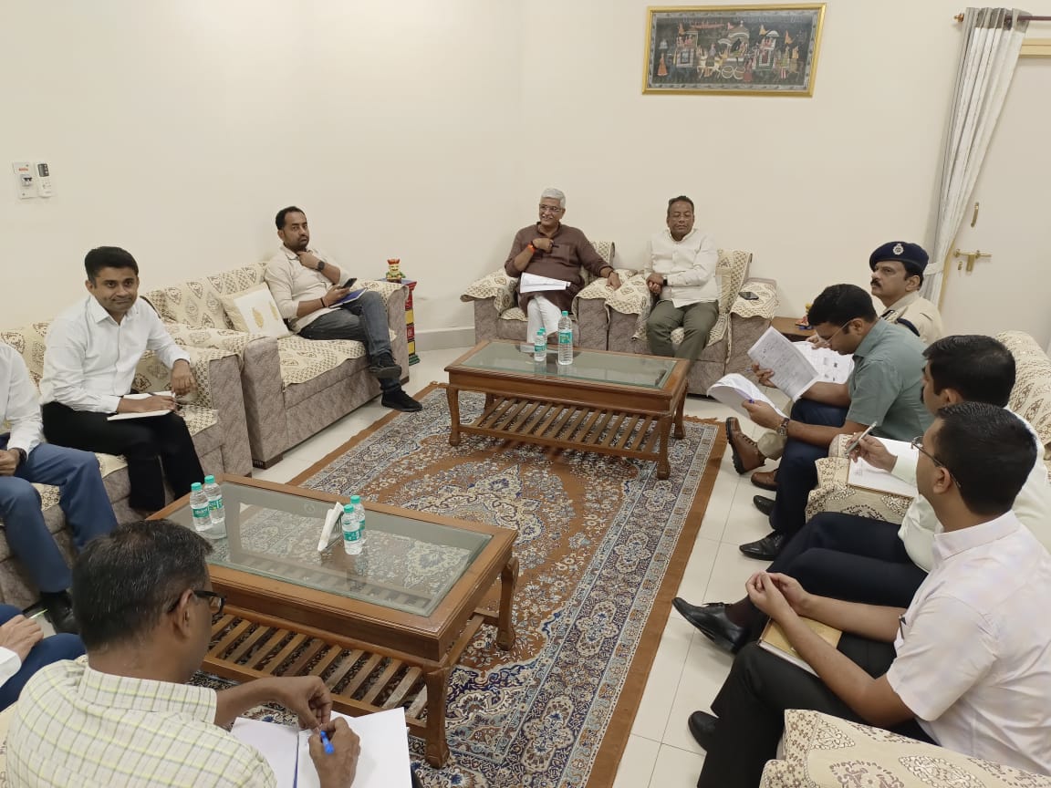 केंद्रीय जल शक्ति मंत्री गजेंद्र सिंह शेखावत जोधपुर कमिश्नर रविदत्त गौड़, कलेक्टर हिमांशु गुप्ता और प्रशासन के अधिकारियों के साथ पीएम दौरे की तैयारियों को लेकर चर्चा करते हुए।