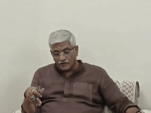 केंद्रीय जल शक्ति मंत्री गजेंद्र सिंह शेखावत ने शुक्रवार को कहा कि प्रधानमंत्री के दौरे से गहलोत घबरा जाते हैं।