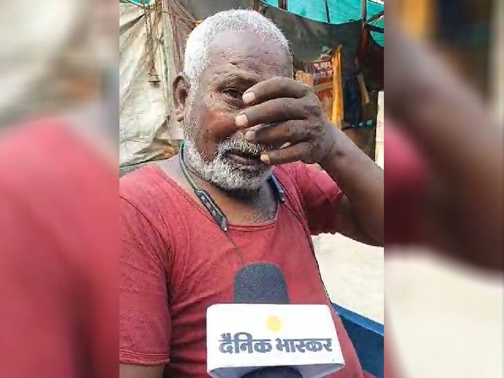 दैनिक भास्कर से बातचीत में रेप के आरोपी के पिता रोने लगे। उनका कहना है कि पुलिस ने उसे गिरफ्तार क्यों किया, उसे तो गोली मार देनी चाहिए थी।