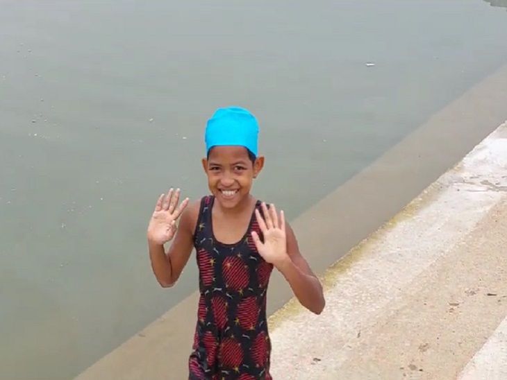 तालाब में प्रैक्टिस के लिए पहुंची तनुश्री।