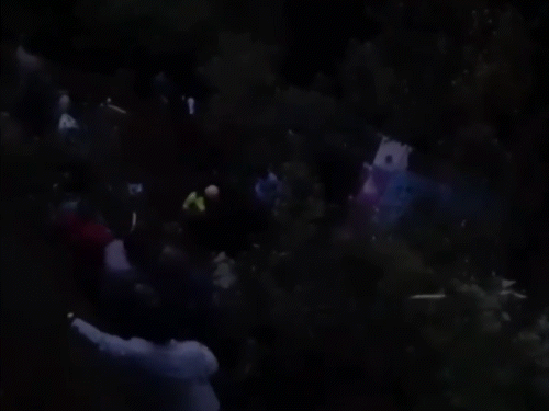 हादसे के बाद पुलिस और स्थानीय लोग मौके पर पहुंचे और घायलों की मदद की।