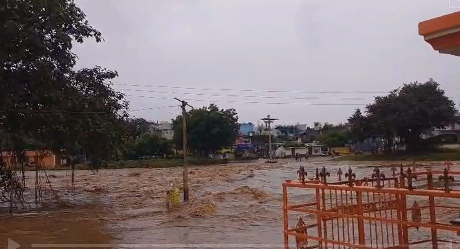 नदी में खतरे से खेल रहीं स्कूली बच्चियां:जान हथेली पर रख पार कर रहे एनिकट, बगल में पुलिस चौकी, सुरक्षा के इंतजाम नहीं 3 कवर्धा में बाढ़ के हालात से जन जीवन अस्त व्यस्त ।