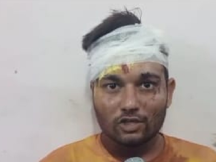 बदमाशों ने पुजारी पर भी कर दिया हमला।