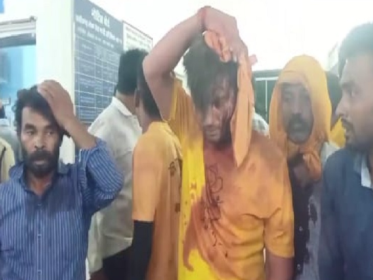 हमलावरों के खिलाफ बलवा व हत्या के प्रयास का केस दर्ज कर पुलिस आरोपियों की तलाश कर रही है।