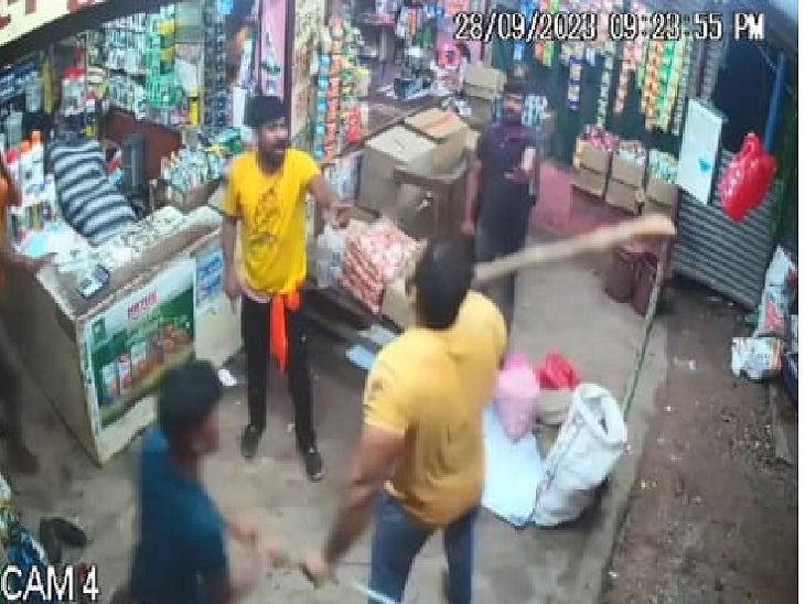 बिलासपुर में हमला करने वाले बदमाश दौड़ा-दौड़ाकर डंडे से पिटाई करते नजर आ रहे हैं। - Dainik Bhaskar