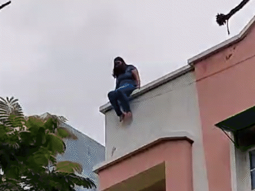 कूदने से पहले छत पर बैठी दिखी छात्रा।