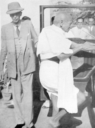टेलीफोन से बात, आखिरी पलों में कस्तूरबा के साथ:कभी हंसते, कभी उदास; महात्मा गांधी की 21 देखी-अनदेखी तस्वीरें 3 घंटे पहले 17 gandhi 13 1696155423