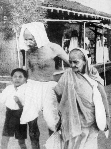 टेलीफोन से बात, आखिरी पलों में कस्तूरबा के साथ:कभी हंसते, कभी उदास; महात्मा गांधी की 21 देखी-अनदेखी तस्वीरें 3 घंटे पहले 20 gandhi 14 1696155978