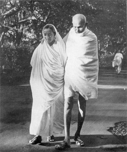 टेलीफोन से बात, आखिरी पलों में कस्तूरबा के साथ:कभी हंसते, कभी उदास; महात्मा गांधी की 21 देखी-अनदेखी तस्वीरें 3 घंटे पहले 22 gandhi 16 1696155916