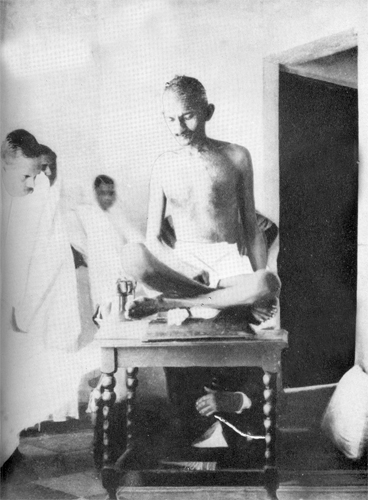 टेलीफोन से बात, आखिरी पलों में कस्तूरबा के साथ:कभी हंसते, कभी उदास; महात्मा गांधी की 21 देखी-अनदेखी तस्वीरें 3 घंटे पहले 8 gandhi 5 1696154855