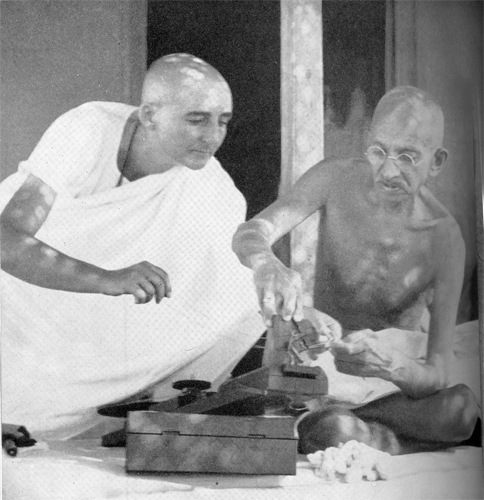 टेलीफोन से बात, आखिरी पलों में कस्तूरबा के साथ:कभी हंसते, कभी उदास; महात्मा गांधी की 21 देखी-अनदेखी तस्वीरें 3 घंटे पहले 13 gandhi 9 1696155061