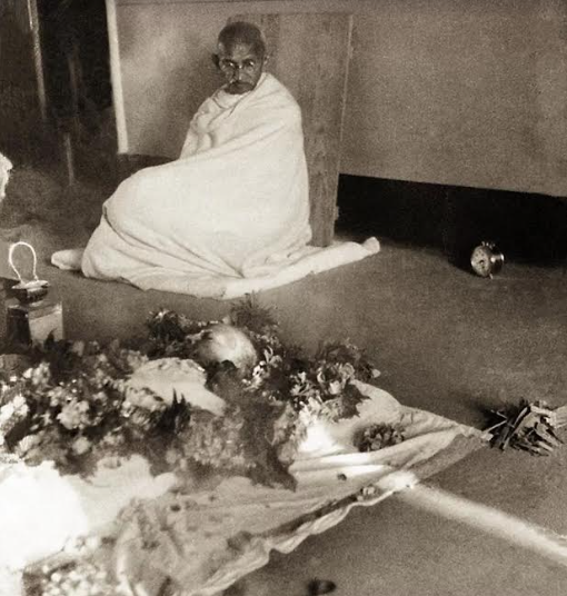 टेलीफोन से बात, आखिरी पलों में कस्तूरबा के साथ:कभी हंसते, कभी उदास; महात्मा गांधी की 21 देखी-अनदेखी तस्वीरें 3 घंटे पहले 21 kasturba 1696155720