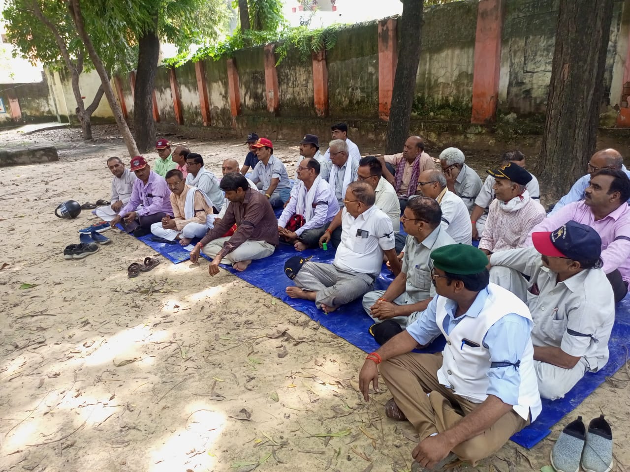 Army canteen closed, exservicemen staged a strike आर्मी कैंटीन बंद, पूर्व सैनिकों ने दिया