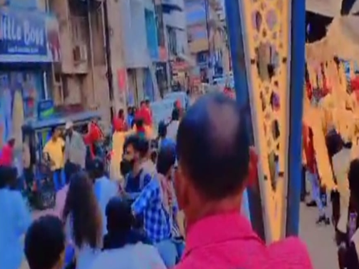 तलवार लहराने को लेकर विवाद में युवकों के बीच जमकर मारपीट हुई। हालांकि पुलिस ने FIR में इस बात का जिक्र नहीं किया है।