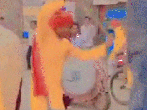 ये पूरी घटना देवेन्द्र नगर थाने से 500 मीटर दूर गणपति विसर्जन की झांकी में तलवार लहराने से शुरू हुई। - Dainik Bhaskar