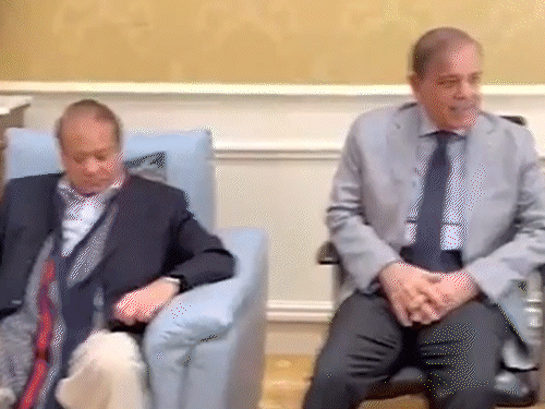 फुटेज में नवाज शरीफ अपने भाई शाहबाज और परिवार के कुछ लोगों से बात करते नजर आ रहे हैं। (क्रेडिट- जियो न्यूज)