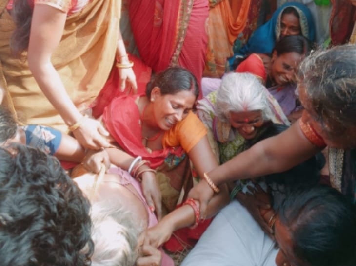 शव आते ही पतैलिया में रोते बिलखते परिजन