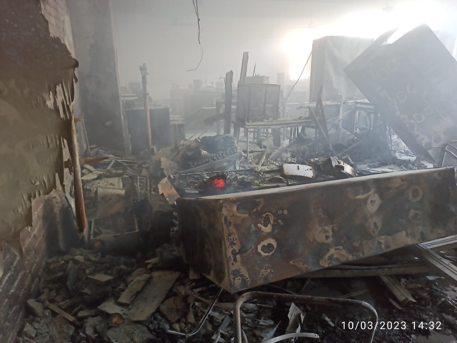 लैब में रखे सभी तरह के उपकरण जलकर खाक हो गए।