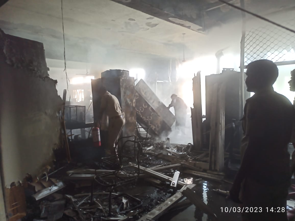 तीन दमकलों ने इस आग पर काबू पाया।