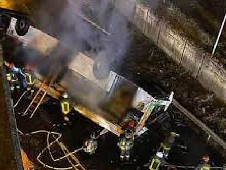 स्थानीय मीडिया का दावा है कि सड़क से गिरने के बाद बस में आग लग गई। तस्वीर में बस से धुंआ उठता दिख रहा है।