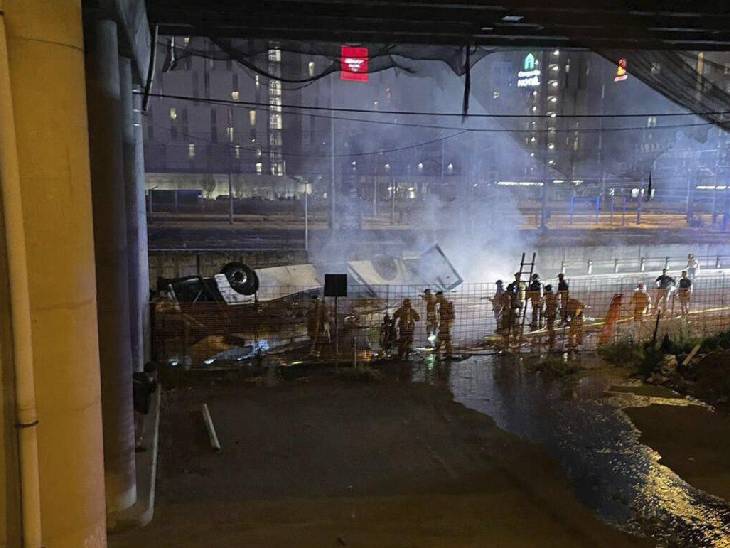 स्थानीय मीडिया के अनुसार, सड़क से गिरने के बाद बस में आग लग गई। - Dainik Bhaskar