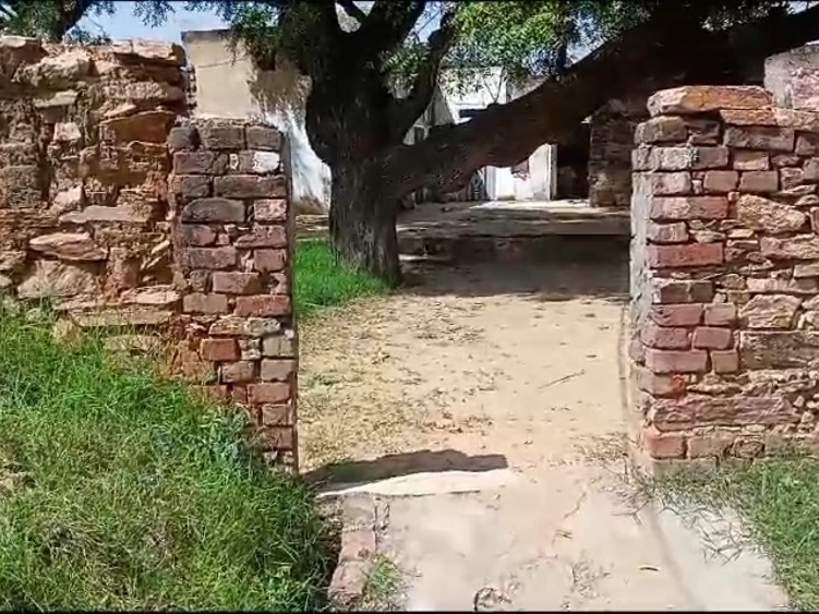 इसी दीवार पर बदमाशों ने धमकी भरा लेटर चिपकाया था।