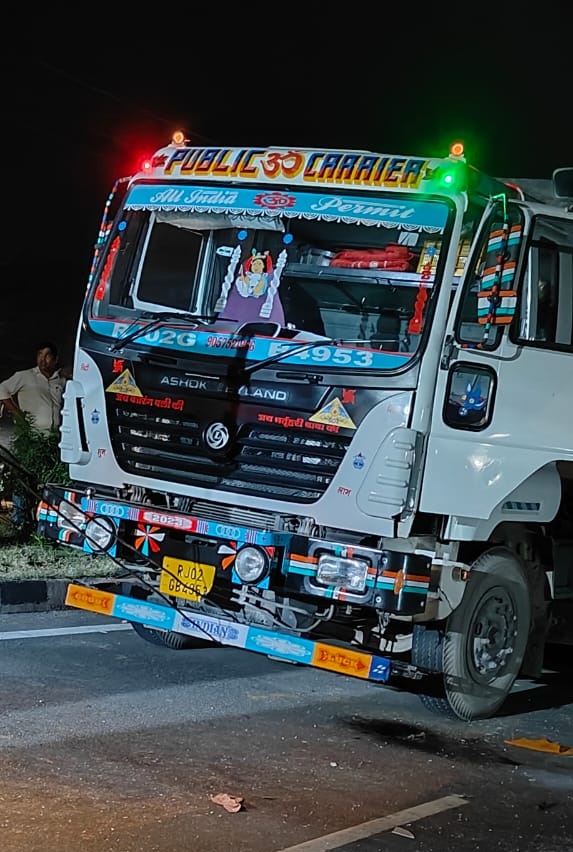 सड़क किनारे खड़े इसी ट्रेलर से बस टकरा गई थी। हादसे के बाद से इसका ड्राइवर भी फरार चल रहा है।