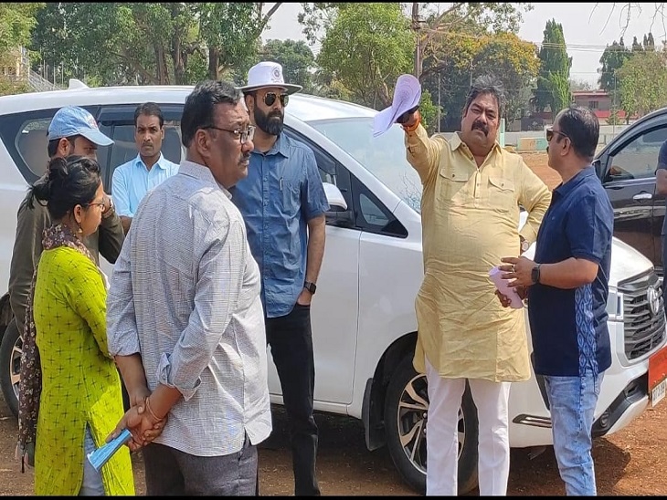महापौर नीरज पाल अपनी इनोवा कार के साथ। (फाइल फोटो)