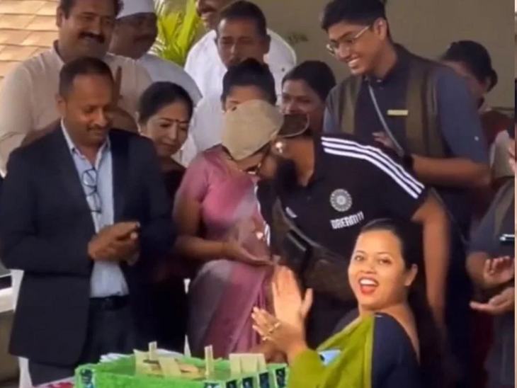 भारतीय टीम ने चेन्नई रवाना होने से पहले तिरुवनंतपुरम में केक काटा।