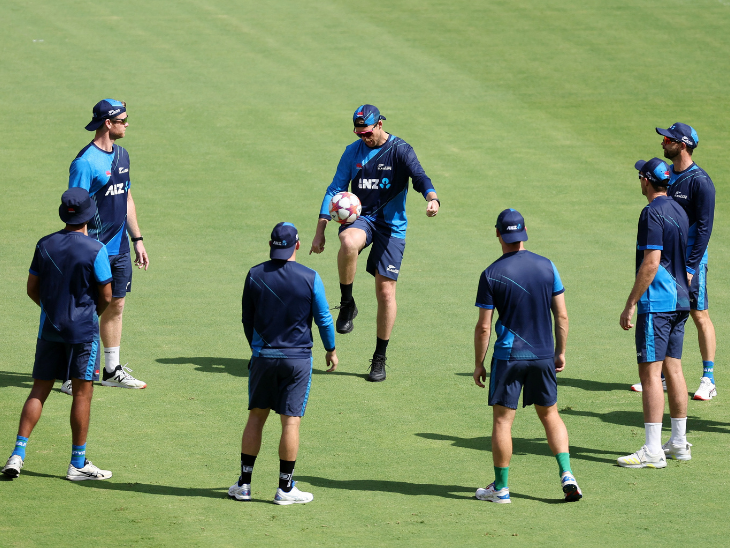न्यूजीलैंड के खिलाड़ियों ने प्रैक्टिस सेशन की शुरुआत फुटबॉल खेलकर की।