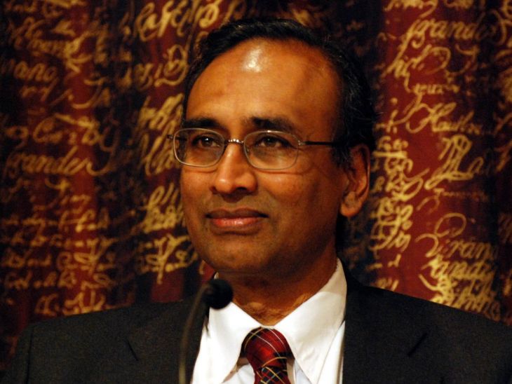 भारतीय मूल के 72 वर्षीय वेंकटरमन रामकृष्णन UK में रहते है। उनके पास USA और UK की नागरिकता है। उन्होंने बायो-फिजिक्स और बायो-केमिस्ट्री में काफी काम किए हैं।