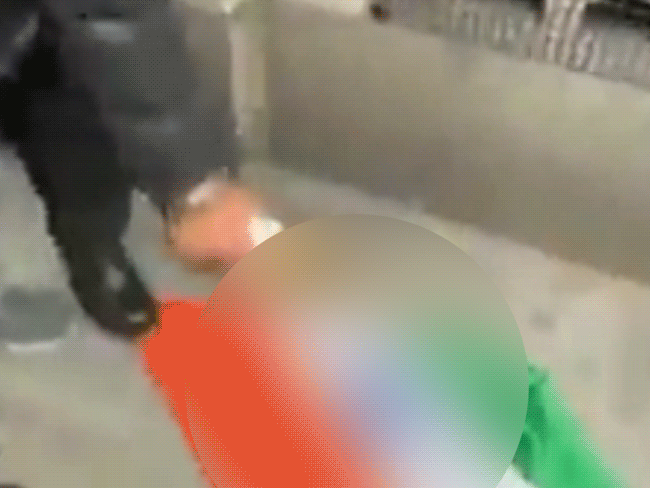 तिरंगे पर गोमूत्र फेंक कर बेअदबी करता खालिस्तानी आतंकी गुरचरण सिंह। - Dainik Bhaskar