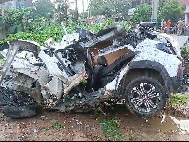 Uncontrolled car collides with tree in Kushinagar, 2 killed | कुशीनगर ...