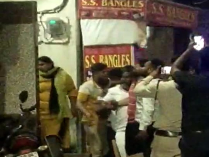 इस मामले में पुलिस ने दोनों तरफ की शिकायत पर एफआईआर दर्ज कर ली है।