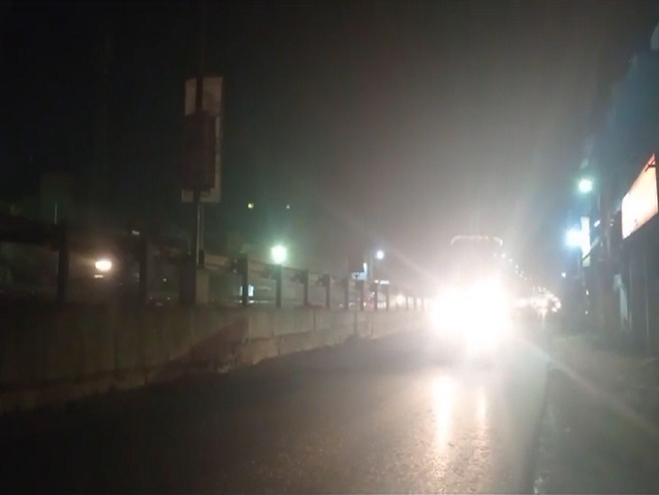 सर्विस रोड की जगह फ्लाईओवर ब्रिज से गुजरते वाहन।