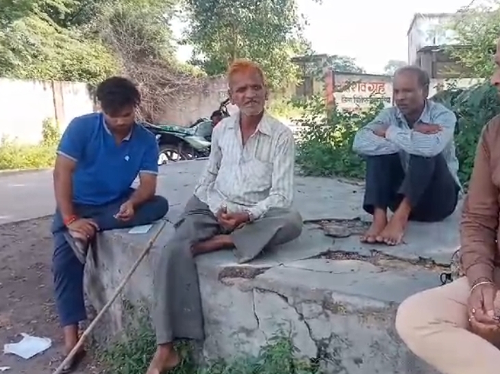Elderly man dies after being hit by train in Datia | दतिया में ट्रेन से ...