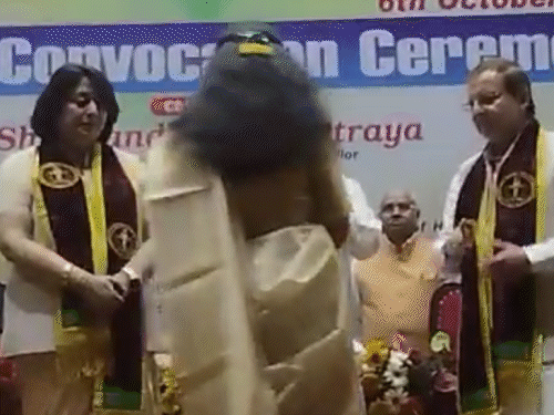 छात्रा को मेडल पहनाकर सम्मानित करते हुए राज्यपाल।