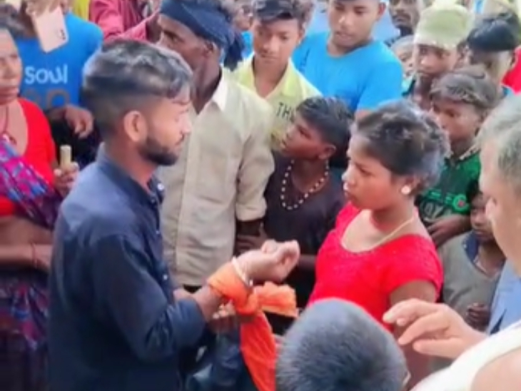 भीड़ के बीच प्रेमी युगल