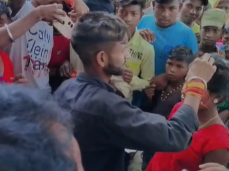 भीड़ के बीच मांग भरते हुए।