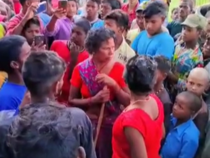 लोगो की जुटी भीड़।