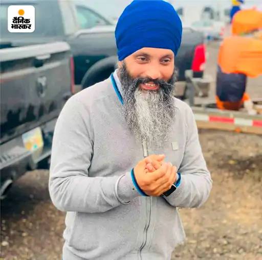तस्वीर खालिस्तानी आतंकी हरदीप सिंह निज्जर की है। कनाडा ने भारत पर इसकी हत्या में शामिल होने का आरोप लगाया है, जिससे दोनों देशों के रिश्तों में तनाव बढ़ गया है।