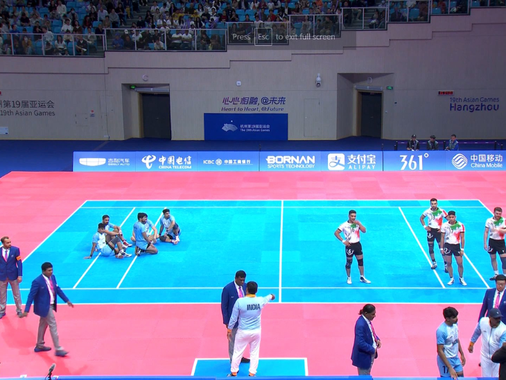 मैच में विवाद के दौरान दोनों टीमों के खिलाड़ियों ने बाहर जाने से मना कर दिया।