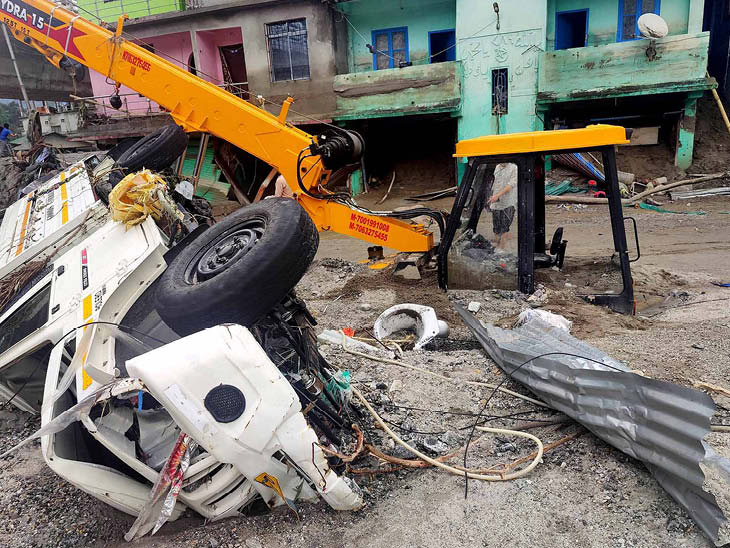 सिक्किम में बाढ़ के बाद मौजूदा हालात। गाड़ियां और क्रेन मलबे में पूरी तरह से दब गईं।