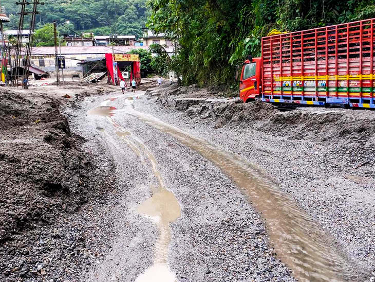 मलबे को किनारे करके रास्ता बनाने का प्रयास किया जा रहा है ताकि राहत-बचाव कार्य जल्दी से किया जा सके।