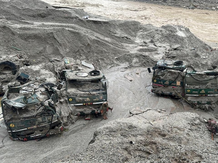 सिक्किम में बाढ़ से आर्मी की कई गाड़ियों और ट्रकों को नुकसान पहुंचा है।
