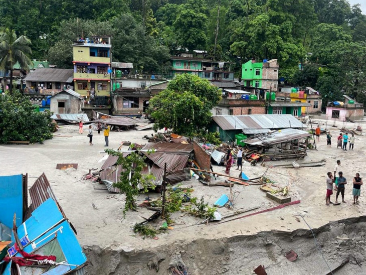 यह नार्थ सिक्किम जिले की बाढ़ के बाद की तस्वीर है। यहां रिहायशी इलाका तबाह हो गया है।