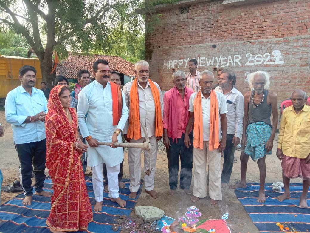मुंडा में सीसी रोड का किया भूमिपूजन|जगदलपुर,Jagdalpur - Dainik Bhaskar