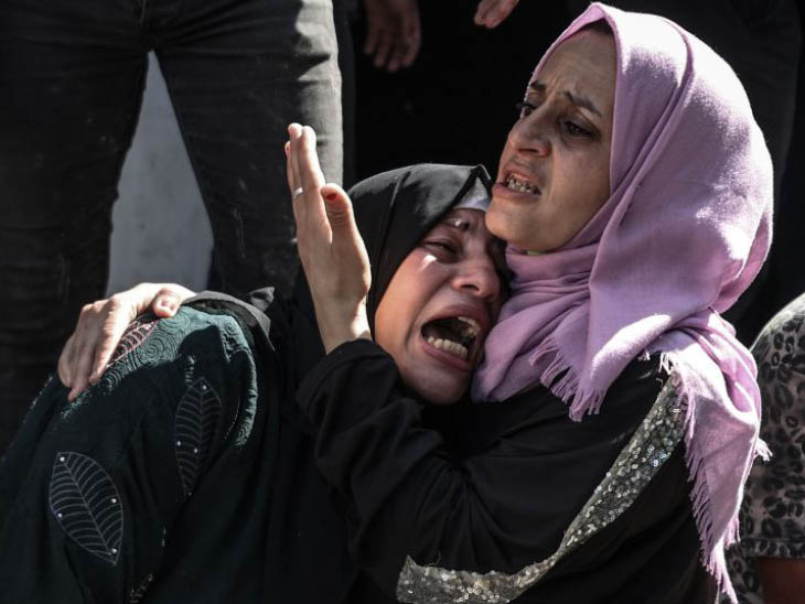 इजराइल के हमलों के बीच कई फिलिस्तीनियों की मौत हो गई। परिजनों की मौत की सूचना पर लोग अस्पताल में रोने लगे।