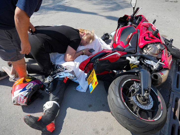 स्देरोट में हमास के हमले में मारे गए अपने परिजन के शव से लिपटकर रोती महिला।