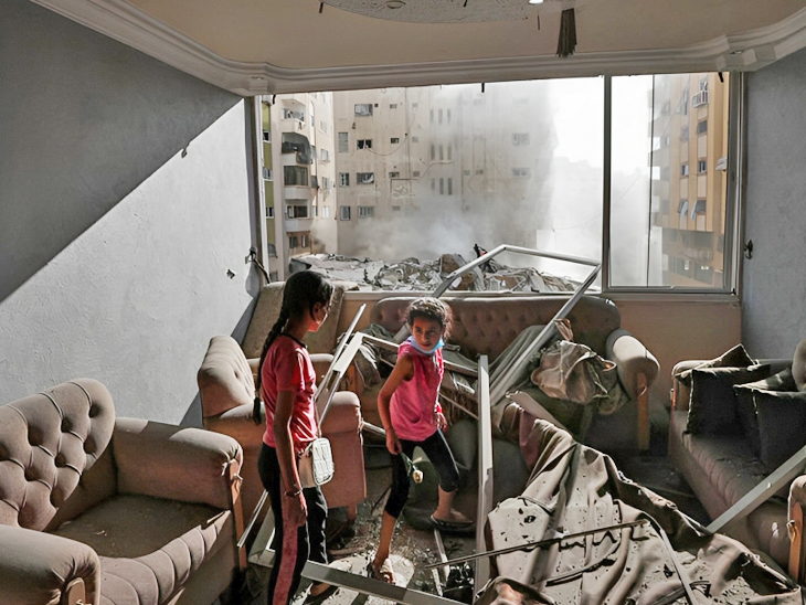 गाजा पर इजराइल के हमले में तबाह हुए घर में 2 बच्चे फंसे नजर आए।